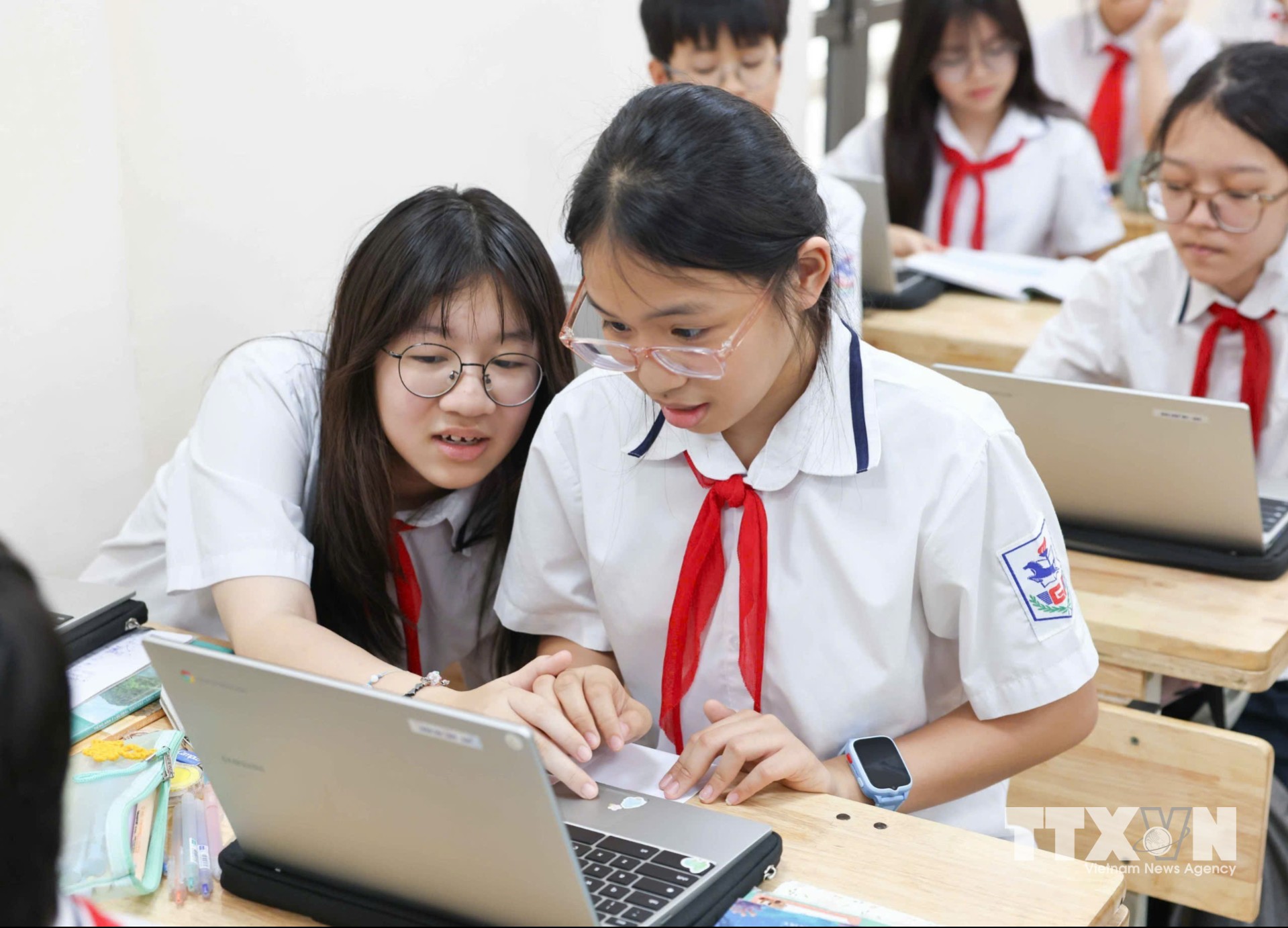 Học sinh rất hứng thú khi tham gia học tập với mô hình "Lớp học số Google". (Ảnh: Thanh Tùng/TTXVN)